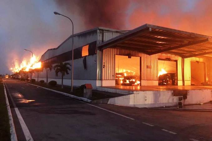 Kho chứa bông vải ở Quảng Ninh cháy suốt 12 tiếng chưa dứt